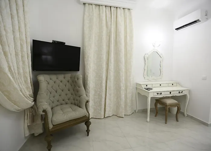 The White 4* Adamantas (Milos)