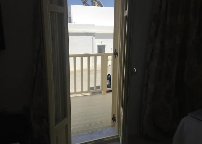 The White Oda ve Kahvaltı Adamantas (Milos)