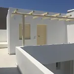 The White Bed & Breakfast Adamantas (Milos)