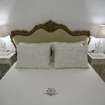 The White Bed & Breakfast Adamantas (Milos)