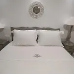 The White Bed & Breakfast Adamantas (Milos)