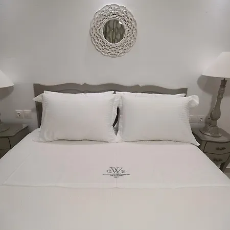 The White Bed & Breakfast Adamantas (Milos)