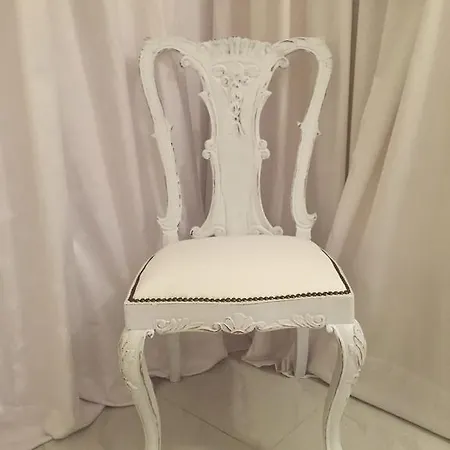The White לינה וארוחת בוקר 4*