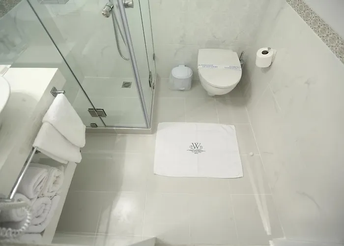 The White 4* Адамас